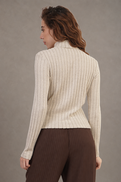 Blusa Beige De Punto Con Cuello Alto