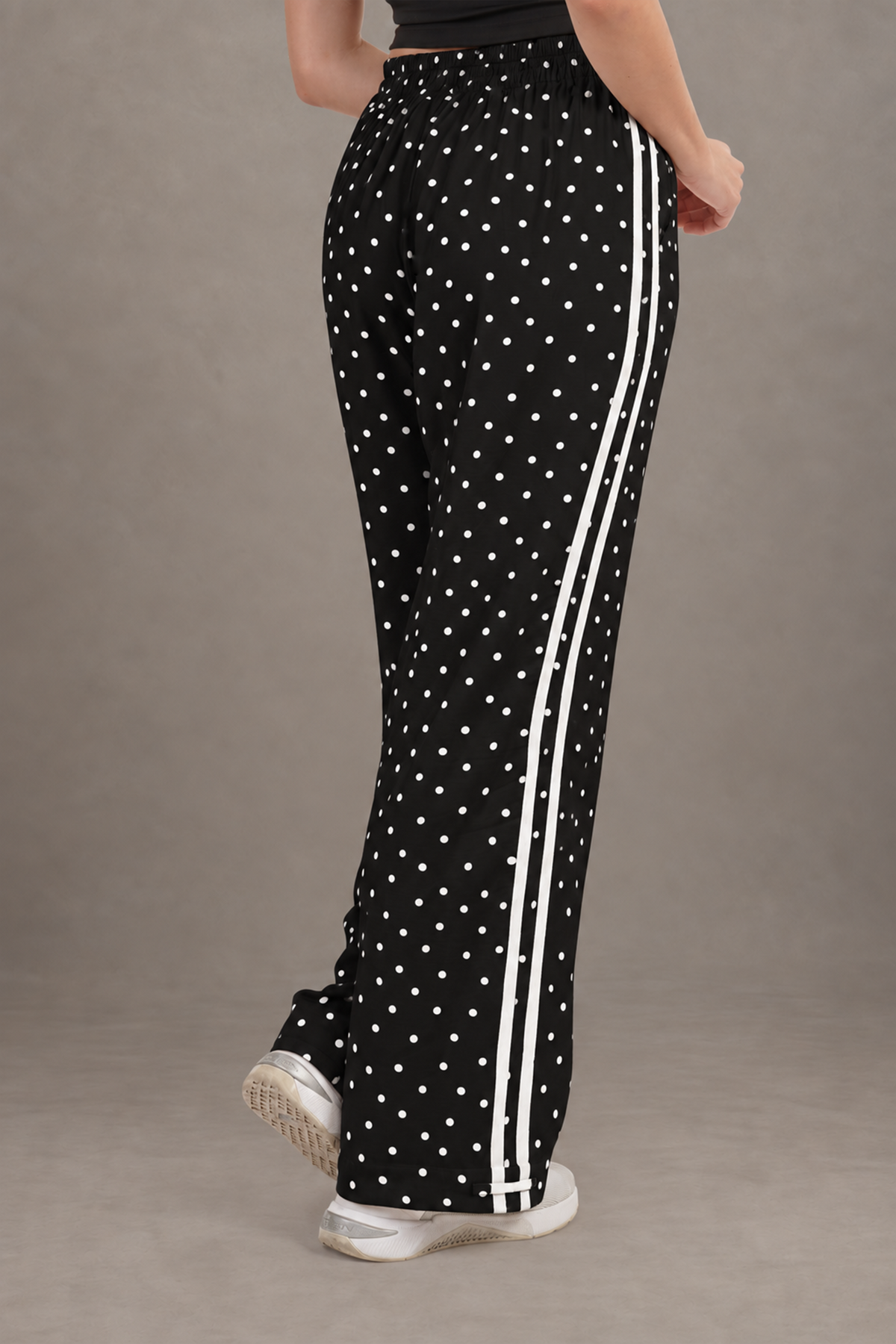 Pantalón Negro Con Bolitas Blancas