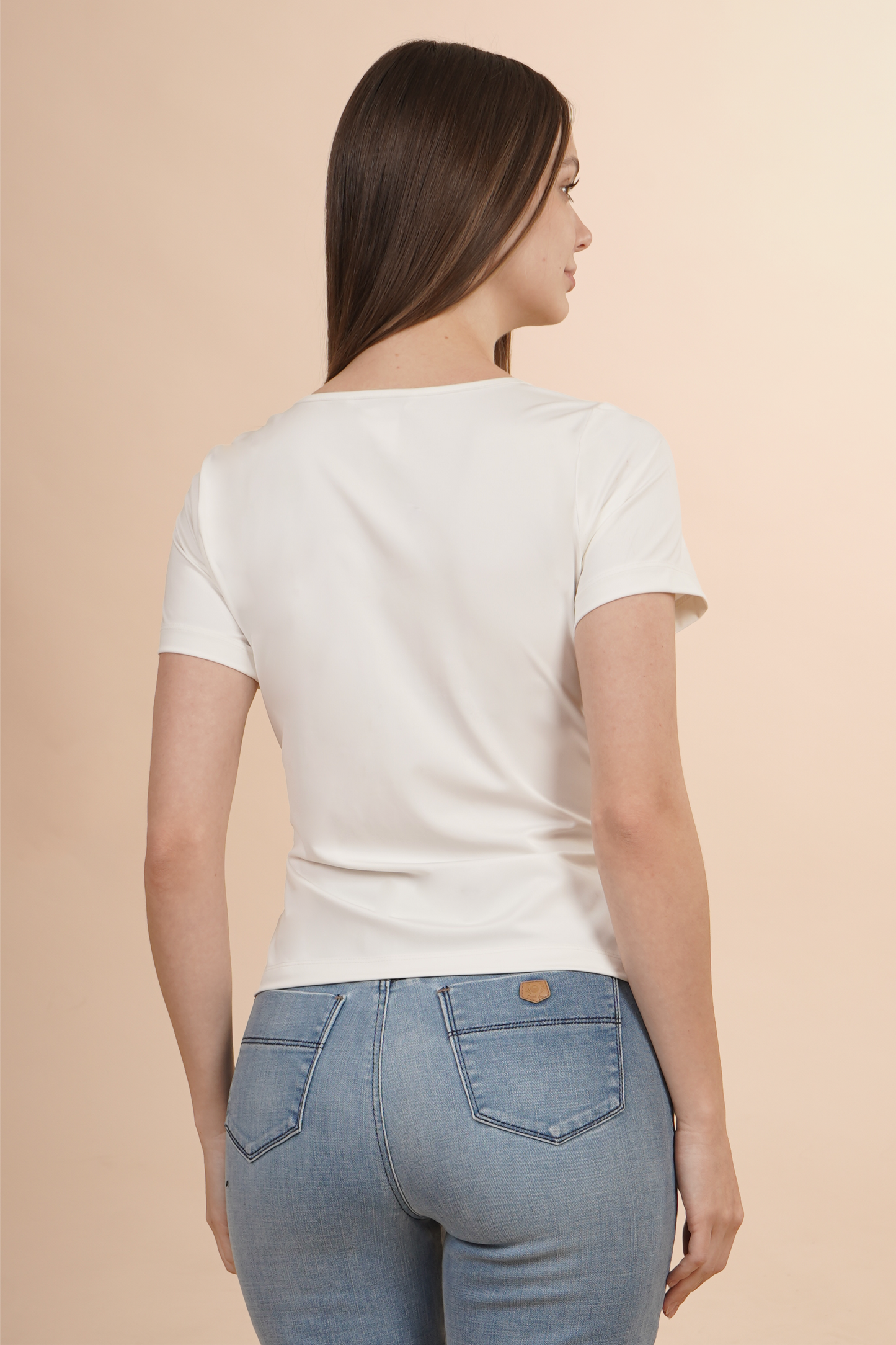 Playera Blanca De Manga Corta Con Detalle Dorado