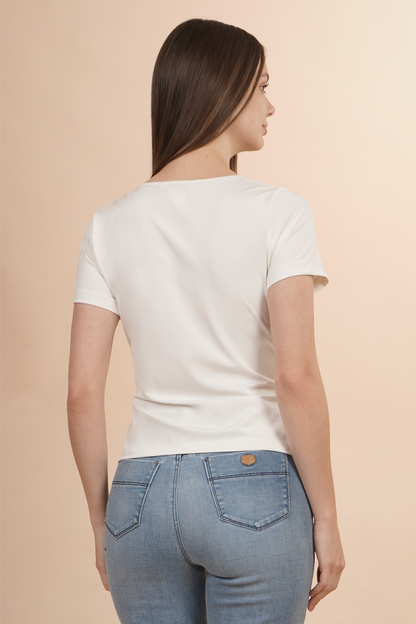 Playera Blanca De Manga Corta Con Detalle Dorado