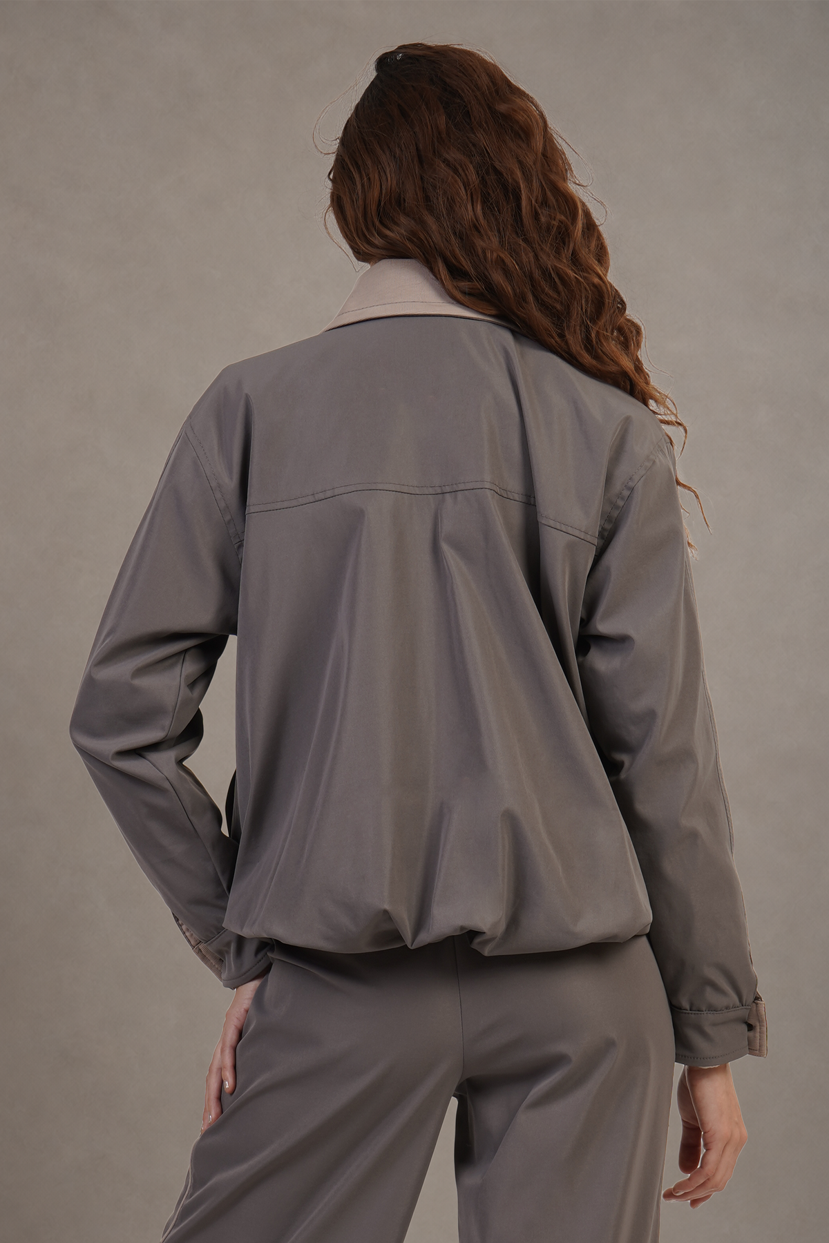 Chamarra Gris Con Cuello En Contrastre Beige