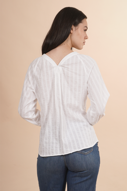 Blusa Blanca de Manga Larga con Textura y Botones