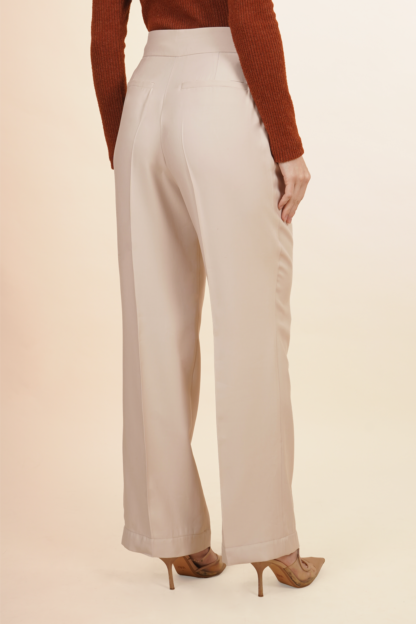 Pantalón Amplio con Botón Dorado 261060