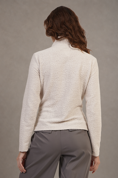 Blusa Marfil Con Cuello Alto Y Textura