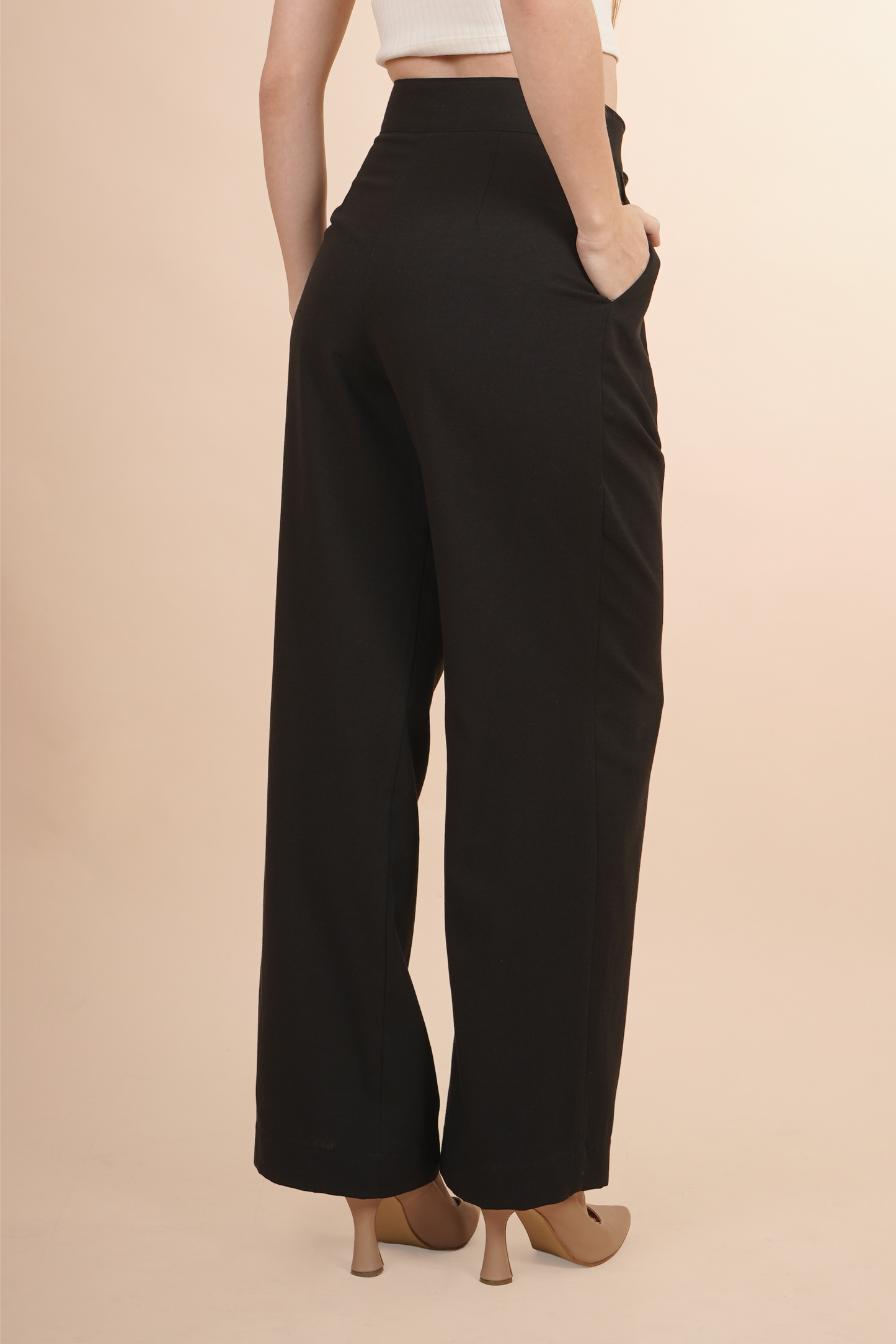 Pantalón Amplio con Botón Dorado 261054