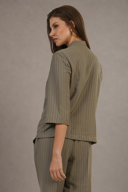 Blusa  Verde Olivo De Rayas Con Cierres Decorativos