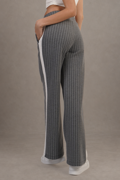 Pantalón Gris De Rayas Con Franjas Laterales