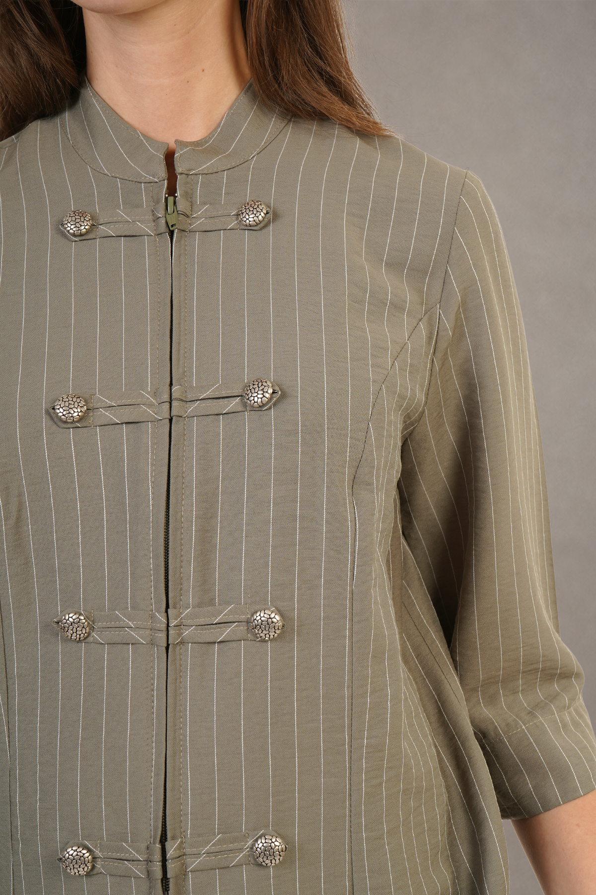 Blusa  Verde Olivo De Rayas Con Cierres Decorativos