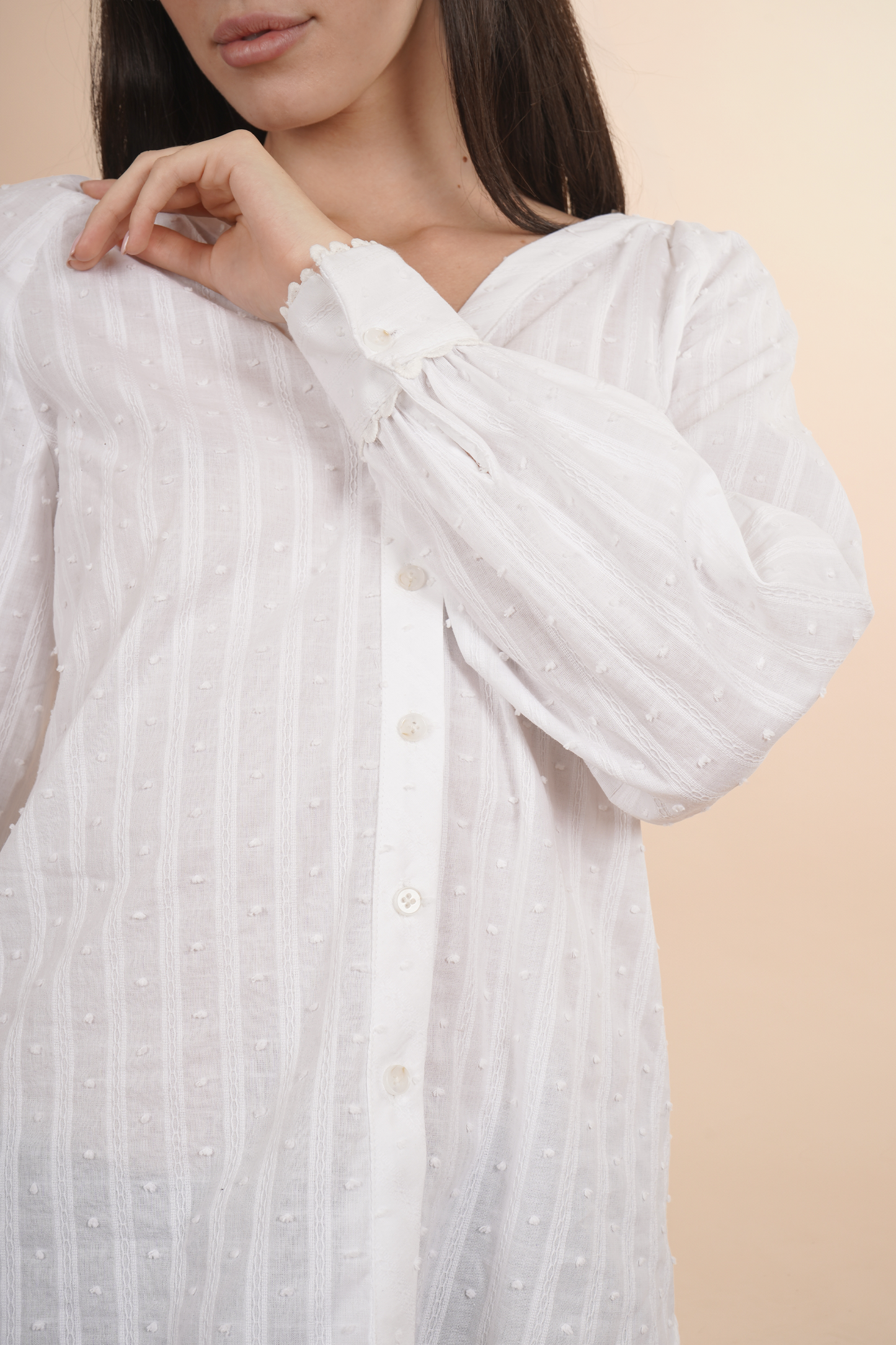 Blusa Blanca de Manga Larga con Textura y Botones