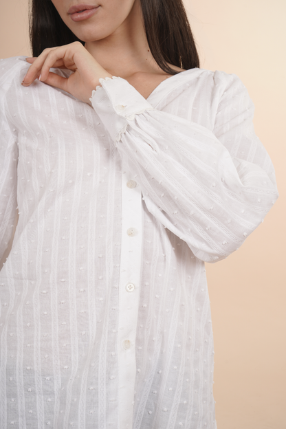 Blusa Blanca de Manga Larga con Textura y Botones