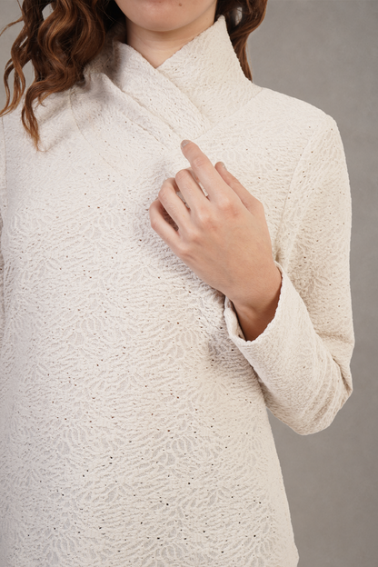 Blusa Marfil Con Cuello Alto Y Textura