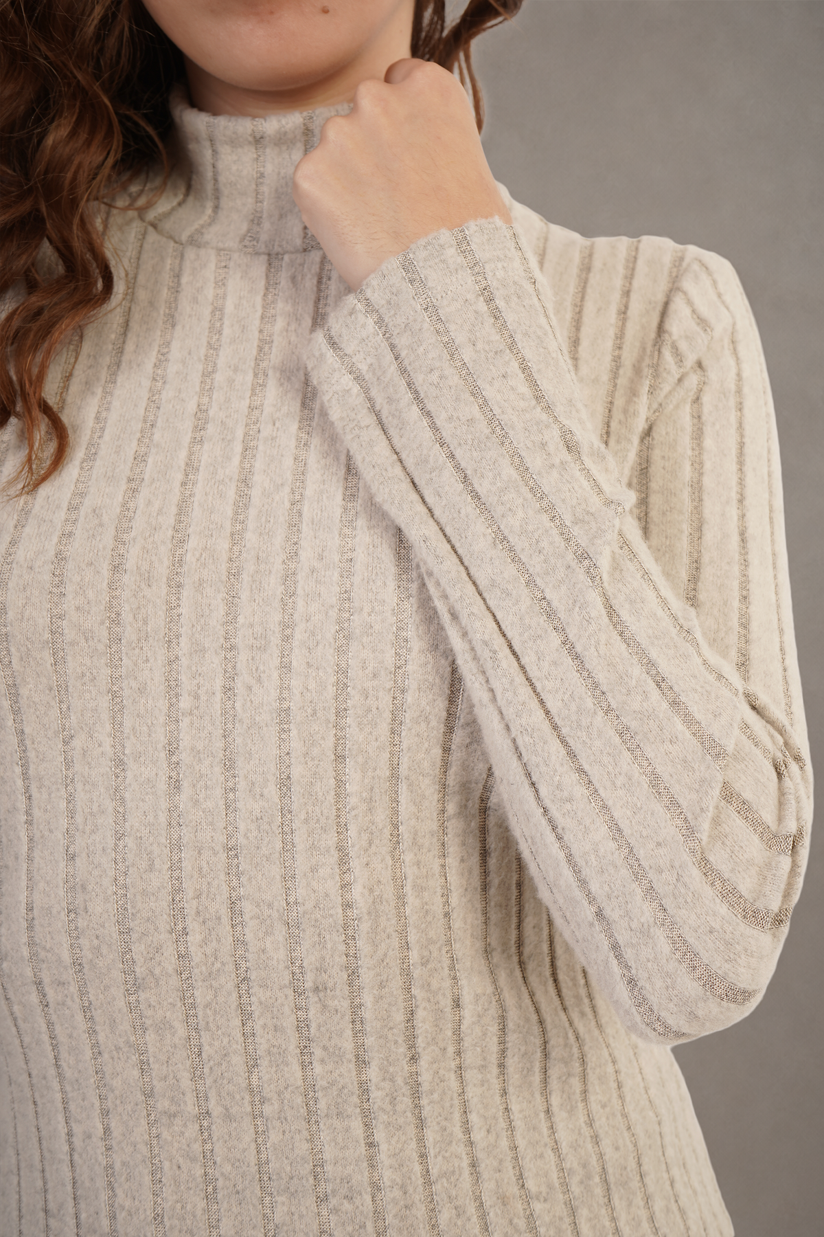 Blusa Beige De Punto Con Cuello Alto