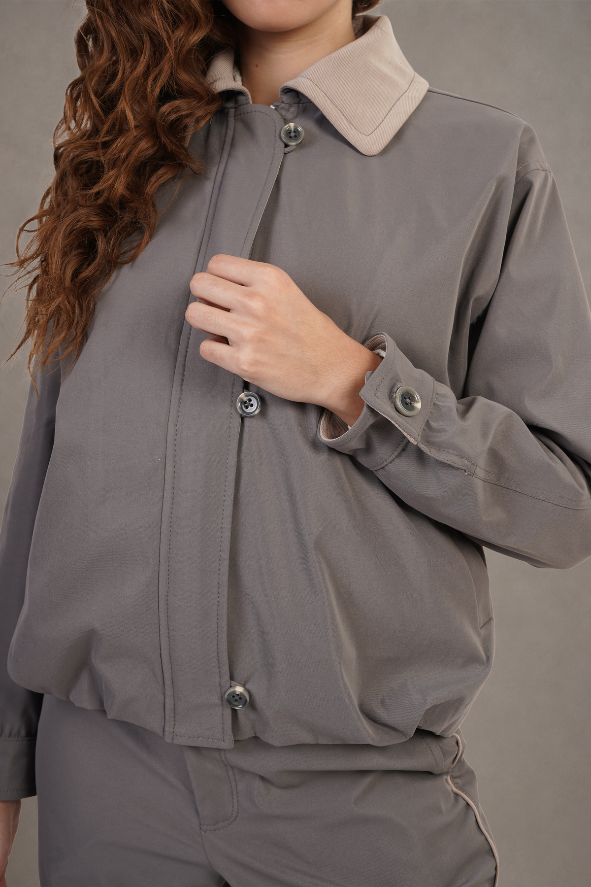 Chamarra Gris Con Cuello En Contrastre Beige