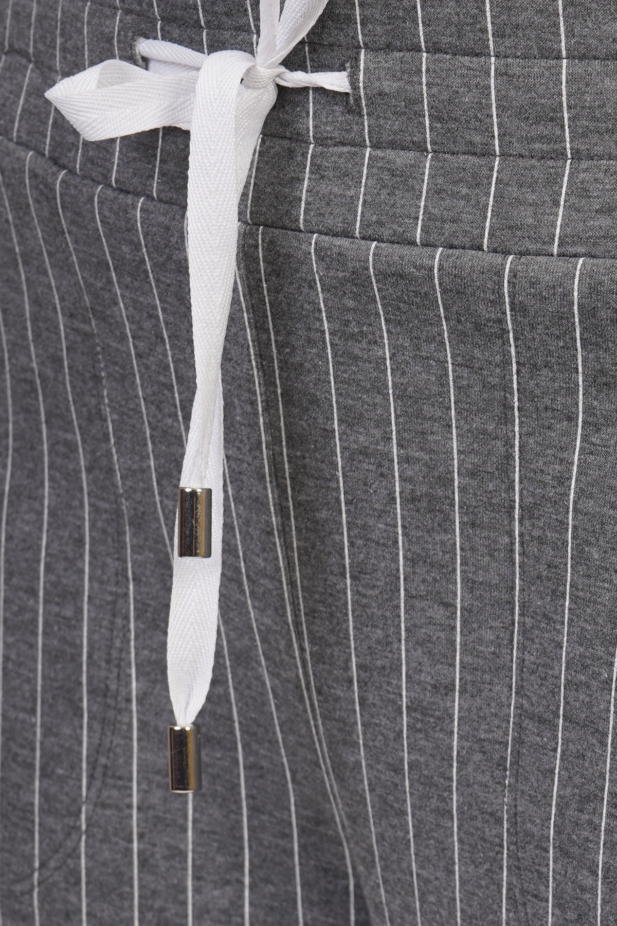 Pantalón Gris De Rayas Con Franjas Laterales