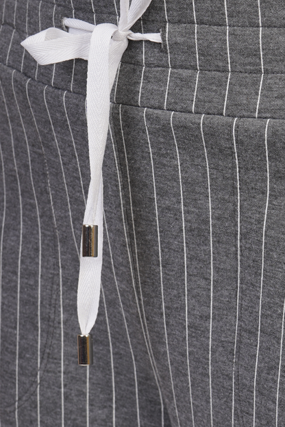 Pantalón Gris De Rayas Con Franjas Laterales