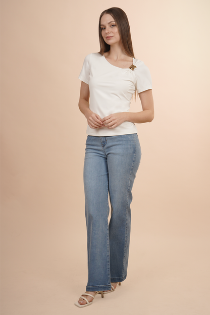 Playera Blanca De Manga Corta Con Detalle Dorado