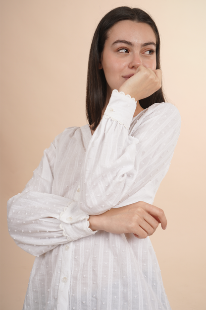 Blusa Blanca de Manga Larga con Textura y Botones