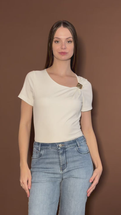 Playera Blanca De Manga Corta Con Detalle Dorado